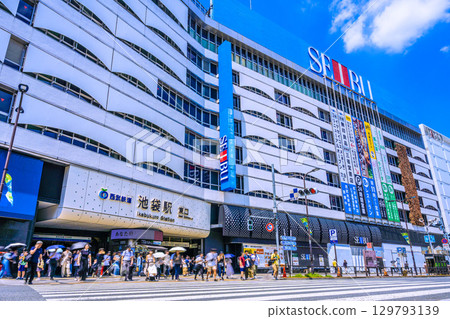 日本東京城市景觀，8月19日。酷熱難耐…池袋站東口的景色。 129793139