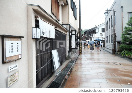 雨天鵝卵石街道和日本餐廳的外觀 129793426