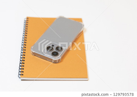 智慧型手機和筆記型電腦的圖像(庫存照片) 智慧型手機和筆記型電腦的圖像(庫存照片) 129793578