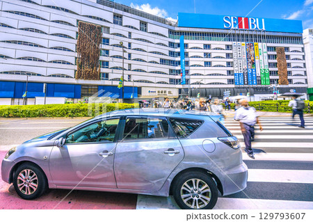 8月19日，日本東京城市景觀。俯瞰池袋站東出口。一位老司機的車停在行人穿越道上。 129793607