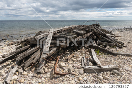 The shipwreck Swiks on the Baltic coast on northern Oland, Sweden. 129793837