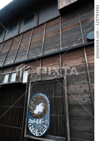 Showa-era retro wooden buildings and old beauty salon signs in Kanazawa's Higashi Chaya District (back alleys and streetscape) 129793882