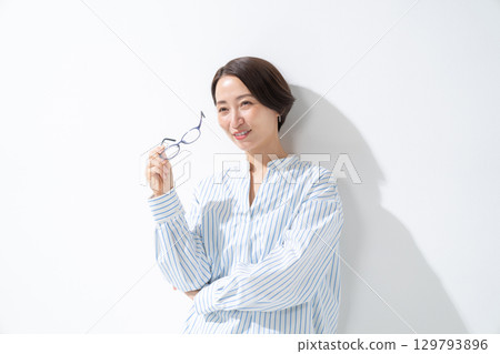 戴眼鏡的女人 129793896