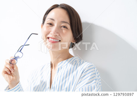 戴眼鏡的女人 129793897