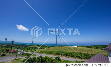 A row of wind turbines for power generation on the plateau 129793915