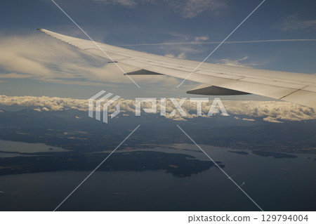 從溫哥華國際機場起飛的飛機上看到的景色 129794004