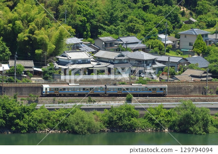 初夏的高梁川與白備線213系列車(單人運行:兩節車廂列車) 初夏的高梁川與白備線213系列車(單人運行:兩節車廂列車) 129794094