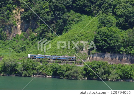 初夏的高梁川與白備線213系列車(單人運行:兩節車廂列車) 初夏的高梁川與白備線213系列車(單人運行:兩節車廂列車) 129794095