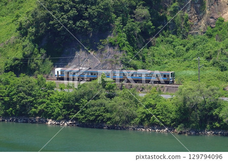 初夏的高梁川與白備線213系列車(單人運行:兩節車廂列車) 初夏的高梁川與白備線213系列車(單人運行:兩節車廂列車) 129794096