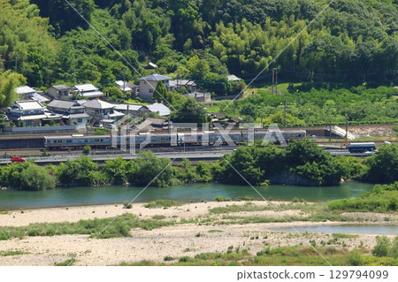 初夏的高梁川與白備線213系列車（4節車廂） 129794099