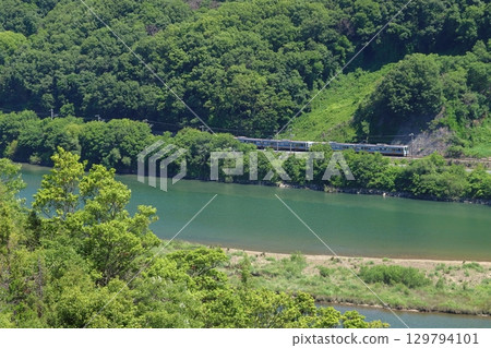 初夏的高梁川與白備線213系列車（4節車廂） 129794101