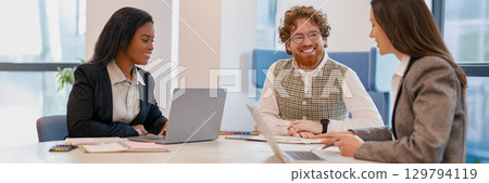 Hold a Collaborative Business Meeting in a Dynamic Office to boost innovation and growth 129794119