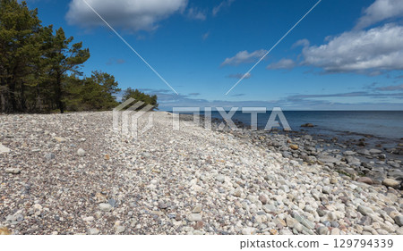Rocky beach at the Baltic Sea on northern Oland island, Sweden. 129794339