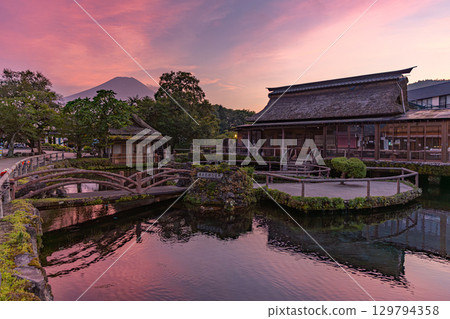 忍野八海與富士山日落 忍野八海與富士山日落 129794358