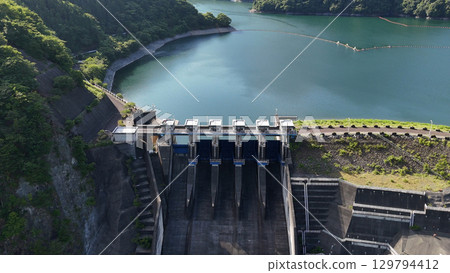 日本神奈川縣南足柄郡山北町美保水壩和丹澤湖（鳥瞰圖） 129794412