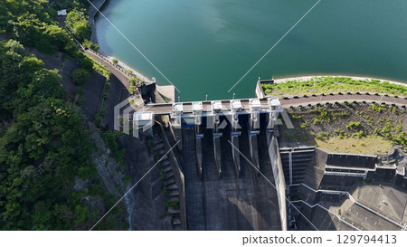 日本神奈川縣南足柄郡山北町美保水壩和丹澤湖（鳥瞰圖） 129794413