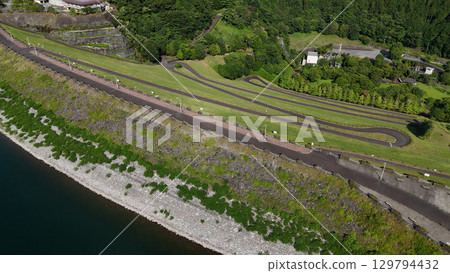日本神奈川縣南足柄郡山北町丹澤湖及美保水壩堤岸（鳥瞰圖） 129794432