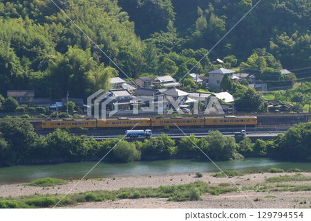 初夏的高梁川與白備線115系列車（4節車廂：單人列車） 129794554