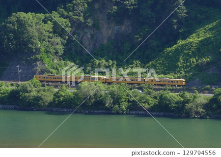初夏的高梁川與白備線115系列車（4節車廂：單人列車） 129794556
