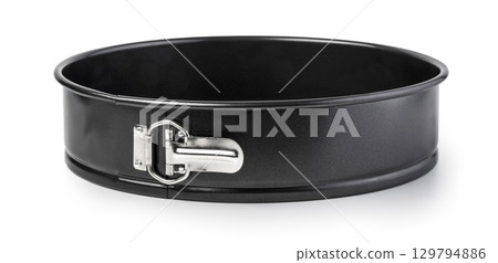 Round baking tray with detachable springform buckle on white background 129794886