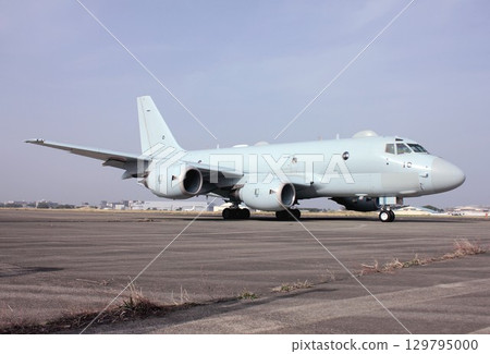 日本海上自衛隊國產噴射巡邏機P-1沿著基地滑行道滑行。 日本海上自衛隊國產噴射巡邏機P-1沿著基地滑行道滑行。 129795000