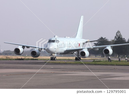 日本海上自衛隊國產噴射巡邏機P-1沿著基地滑行道滑行。 日本海上自衛隊國產噴射巡邏機P-1沿著基地滑行道滑行。 129795001