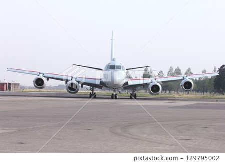 日本海上自衛隊國產噴射巡邏機P-1沿著基地滑行道滑行。 129795002