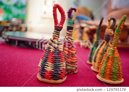 能發出清脆音調的小型彩色鐘形樂器。 129795176