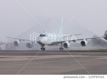 日本海上自衛隊國產噴射巡邏機P-1在飛行後進行飛機淋浴,洗去機上累積的鹽分。 日本海上自衛隊國產噴射巡邏機P-1在飛行後進行飛機淋浴,洗去機上累積的鹽分。 129795581