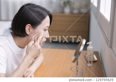 女性患有皮膚病 129795629