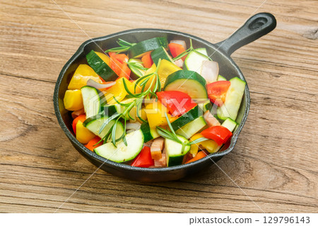 蔬菜雜燴（Ratatouille），一種夏季蔬菜燉菜 129796143