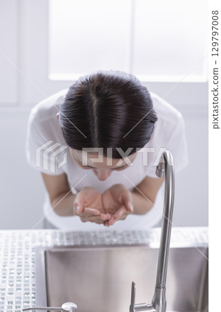 洗臉的美女 129797008