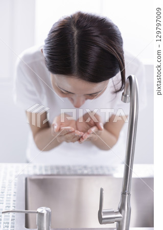 洗臉的美女 129797009