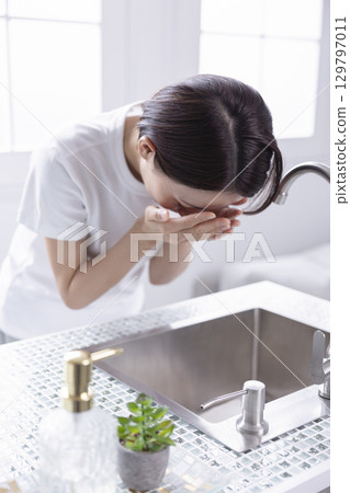 Beauty Woman washing her face Beauty Woman washing her face 129797011