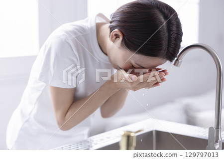 洗臉的美女 129797013