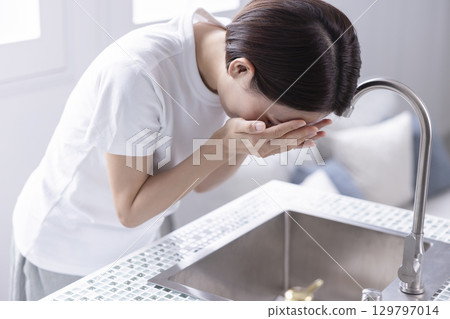 洗臉的美女 129797014
