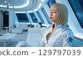 一名女太空人在太空站棲息地休息 129797039