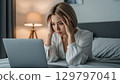 一位女士擔心看電腦顯示器 129797041
