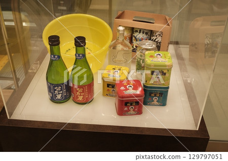 展示富山特產和當地酒 展示富山特產和當地酒 129797051