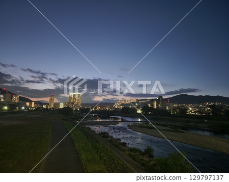 日落時河流與橋樑的風景 129797137
