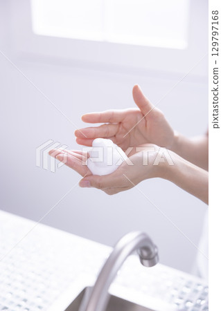 Beauty image, face wash 129797168