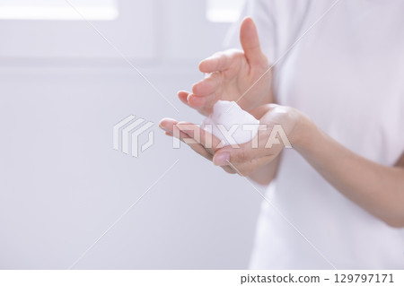 Beauty image, face wash 129797171