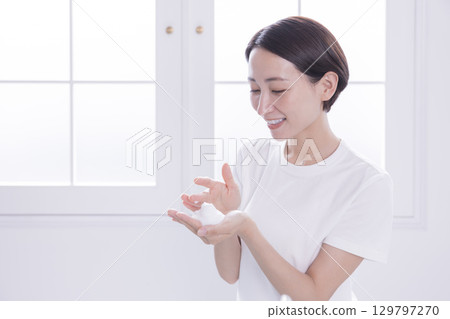 美女圖片：一位女士正在洗臉 129797270