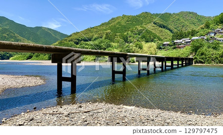 Shimanto River and Iwama Submerged Bridge under the clear blue sky and fresh greenery of May (Kayao, Nishitosa, Kochi Prefecture) 129797475