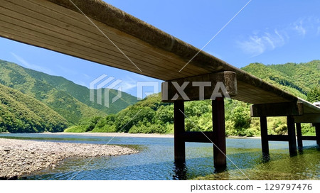 Shimanto River and Iwama Submerged Bridge under the clear blue sky and fresh greenery of May (Kayao, Nishitosa, Kochi Prefecture) Shimanto River and Iwama Submerged Bridge under the clear blue sky and fresh greenery of May (Kayao, Nishitosa, Kochi Prefecture) 129797476