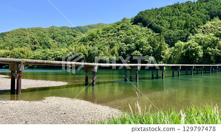 Shimanto River and Takase Submerged Bridge, decorated with the clear blue sky and fresh greenery of May (Shimanto City, Kochi Prefecture) Shimanto River and Takase Submerged Bridge, decorated with the clear blue sky and fresh greenery of May (Shimanto City, Kochi Prefecture) 129797478