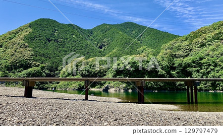 五月的四萬十川，天空蔚藍，綠意盎然（勝間水橋上游/高知縣） 129797479