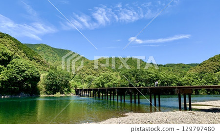 Shimanto River and Katsuma Submerged Bridge, decorated with the clear blue sky and fresh greenery of May (Shimanto City, Kochi Prefecture) 129797480