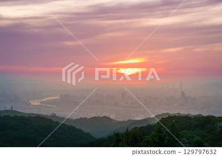 Stunning Sunset View of Taipei from Datong Mountain Taiwan. 129797632
