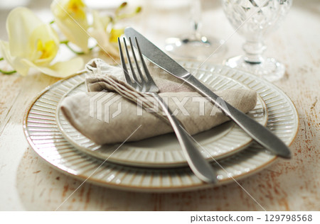 Table setting (image) 129798568